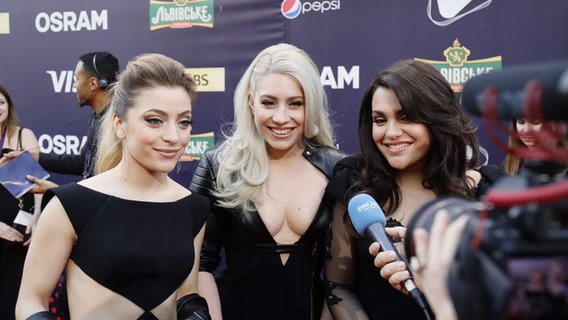 Amy, Lisa und Shelley und Vol von O'G3NE aus den Niederlanden auf dem roten Teppich bei der Eröffnungszeremonie für den ESC in Kiew. © Eurovision.tv Foto: Andres Putting