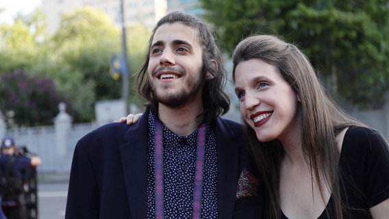 Salvador Sobral und Luísa aus Portugal auf dem roten Teppich bei der Eröffnungszeremonie für den ESC in Kiew. © Eurovision.tv Foto: Andres Putting