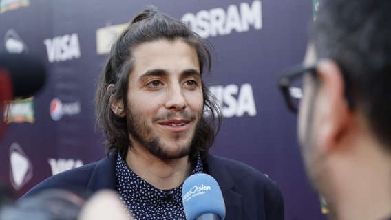 Salvador Sobral aus Portugal auf dem roten Teppich bei der Eröffnungszeremonie für den ESC in Kiew. © Eurovision.tv Foto: Andres Putting