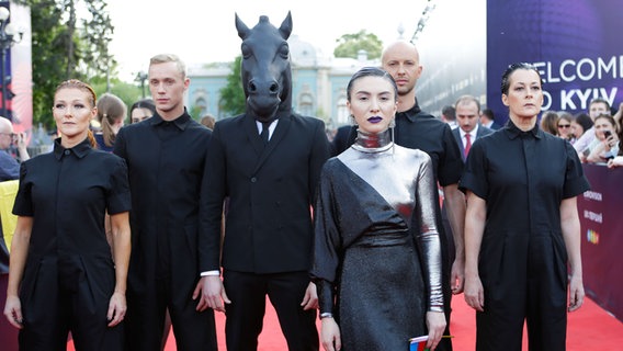 Dihaj und ihr Team aus Aserbaidschan auf dem roten Teppich bei der Eröffnungszeremonie für den ESC in Kiew. © Eurovision.tv Foto: Thomas Hanses