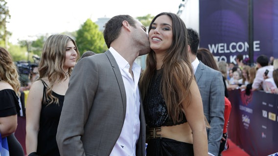 Alma aus Frankreich auf dem roten Teppich bei der Eröffnungszeremonie für den ESC in Kiew. © Eurovision.tv Foto: Thomas Hanses