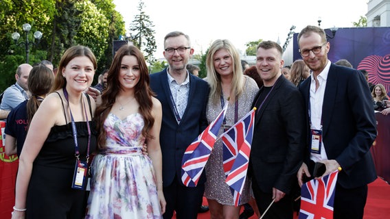 Lucie Jones aus Großbritannien und ihr Team auf dem roten Teppich bei der Eröffnungszeremonie für den ESC in Kiew. © Eurovision.tv Foto: Thomas Hanses