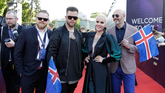 Svala und das Team aus Island auf dem roten Teppich bei der Eröffnungszeremonie für den ESC in Kiew. © Eurovision.tv Foto: Thomas Hanses