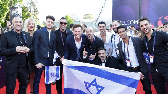 Imri aus Israel mit Team auf dem roten Teppich bei der Eröffnungszeremonie für den ESC in Kiew. © Eurovision.tv Foto: Thomas Hanses