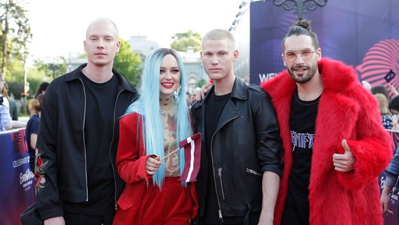 Triana Park und das Team aus Lettland auf dem roten Teppich bei der Eröffungszeremonie für den ESC in Kiew. © Eurovision.tv Foto: Thomas Hanses