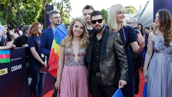 Ilinca und Alex Florea und ihr Team aus Rumänien auf dem roten Teppich bei der Eröffungszeremonie für den ESC in Kiew. © Eurovision.tv Foto: Thomas Hanses