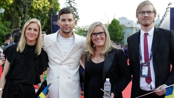 Robin Bengtsson und sein Team aus Schweden auf dem roten Teppich bei der Eröffungszeremonie für den ESC in Kiew. © Eurovision.tv Foto: Thomas Hanses