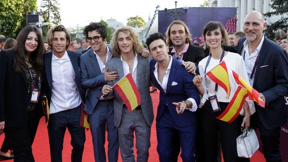 Manel Navarro und sein Team aus Spanien auf dem roten Teppich bei der Eröffungszeremonie für den ESC in Kiew. © Eurovision.tv Foto: Thomas Hanses