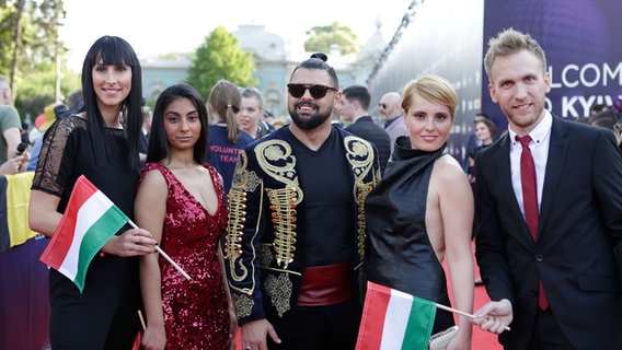 Joci Pápai und sein Team aus Ungarn auf dem roten Teppich bei der Eröffungszeremonie für den ESC in Kiew. © Eurovision.tv Foto: Thomas Hanses