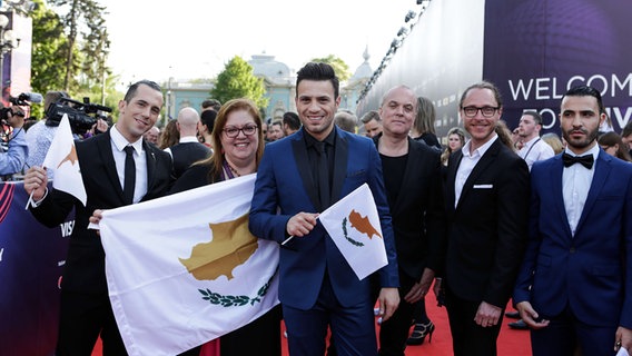 Hovig Demirjian aus Zypern und sein Team auf dem roten Teppich bei der Eröffnungszeremonie für den ESC in Kiew. © Eurovision.tv Foto: Thomas Hanses