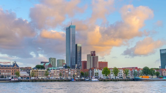 Der Maastoren in Rotterdam - das höchste Gebäude der Niederlande.  Foto: Alan Copson