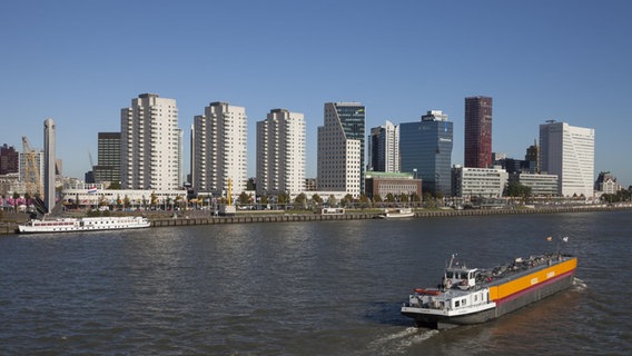 Ein Schiff auf der Nieuwe Maas vor der Skyline von Rotterdam.  Foto: Wilfried Wirth
