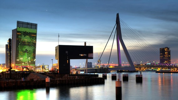 Die Rotterdamer Skyline mit Erasmusbrücke in der Dämmerung.  Foto: Jochen Tack