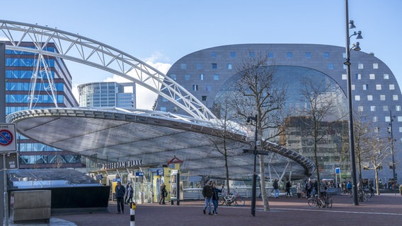 Der Blaak-Platz in Rotterdam mit der Metro- und Zugstation und der Markthalle.  Foto: Peter Schickert