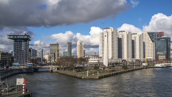 Hochhäuser in Rotterdam an der Nieuwe Maas. Hochhäuser in Rotterdam an der Nieuwe Maas. Foto: Peter Schickert