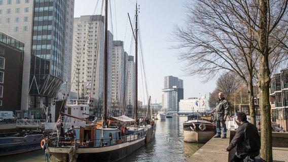 Ein Schiff fährt auf einem Kanal durch Rotterdam.  Foto: Franz Neumayr