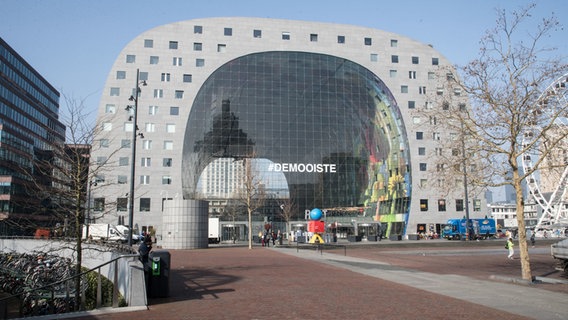 Die Markthalle in Rotterdam von außen.  Foto: Franz Neumayr