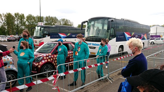 Jendrik trifft auf einem Parkplatz vor der Ahoy Arena in Rotterdam die Band Daði og Gagnamagnið. Jendrik trifft auf einem Parkplatz vor der Ahoy Arena in Rotterdam die Band Daði og Gagnamagnið. Foto: Marcel Stober