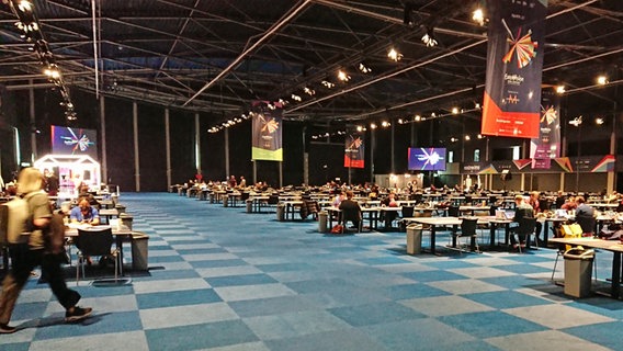 Das recht leere Pressezentrum in der ersten Woche des ESC 2021 in Rotterdam. Das recht leere Pressezentrum in der ersten Woche des ESC 2021 in Rotterdam. Foto: Marcel Stober