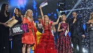 Die Gewinnern des rumänischen Vorentscheids, Ester Peony, hält ihre Arme in die Luft. © Facebook Eurovision Romania 