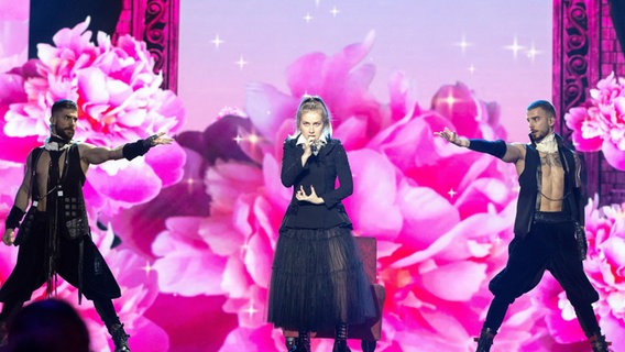 Für Rumänien steht Ester Peony mit "On A Sunday"  auf der ESC-Bühne 2019. © eurovision.tv Foto: Andres Putting