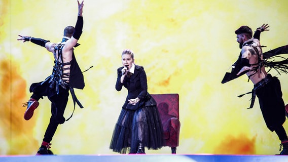 Für Rumänien steht Ester Peony mit "On A Sunday"  auf der ESC-Bühne 2019. © eurovision.tv Foto: Thomas Hanses
