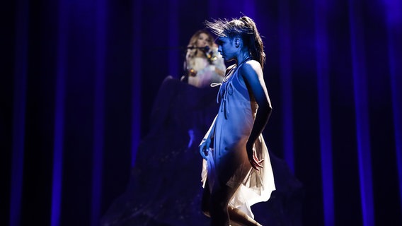 Julia Samoylova auf der Bühne in Lissabon. © eurovision.tv Foto: Thomas Hanses