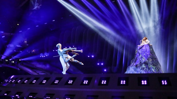 Julia Samoylova mit Tänzern auf der Bühne in Lissabon. © eurovision.tv Foto: Thomas Hanses