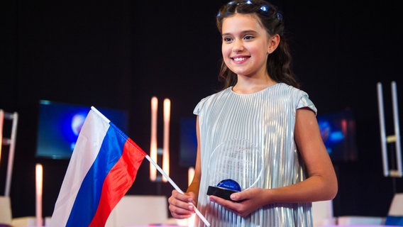 Sofia Feskova, Russlands Junior-ESC-Kandidatin 2020, mit einer russischen Flagge.  Foto: RTR