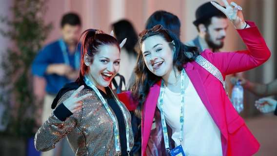 Jessika und Jenifer Brening auf dem Weg zur Bühne in Lissabon. © eurovision.tv Foto: Andres Putting