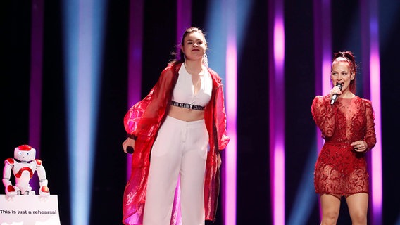 Jessika und Jenifer Brening auf der Bühne in Lissabon © eurovision.tv Foto: Andres Putting