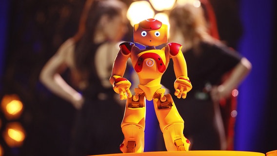 Ein Roboter auf der Bühne in Lissabon. © eurovision.tv Foto: Andres Putting
