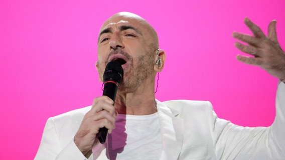 Für San Marino steht Serhat mit "Say Na Na Na" auf der ESC-Bühne. © eurovision.tv Foto: Thomas Hanses