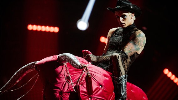 Achille Lauro (San Marino) mit "Stripper" auf der Bühne in Turin. © eurovision.tv/EBU Foto: Nathan Reinds