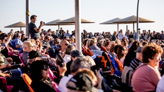 Menge beim Kabbalat Schabbat mit ESC-Songs am Hafen von Tel Aviv 2019. © NDR Foto: Claudia Timmann