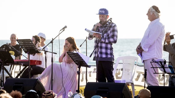 Kabbalat Schabbat mit ESC-Songs am Hafen von Tel Aviv 2019. © NDR Foto: Claudia Timmann