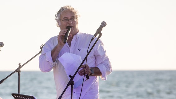 Rabbi Esteban Gottfried beim Kabbalat Schabbat mit ESC-Songs am Hafen von Tel Aviv 2019. © NDR Foto: Claudia Timmann