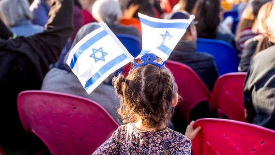 Mädchen mit Israel Flaggen auf dem Kopf beim Kabbalat Schabbat mit ESC-Songs am Hafen von Tel Aviv 2019. © NDR Foto: Claudia Timmann