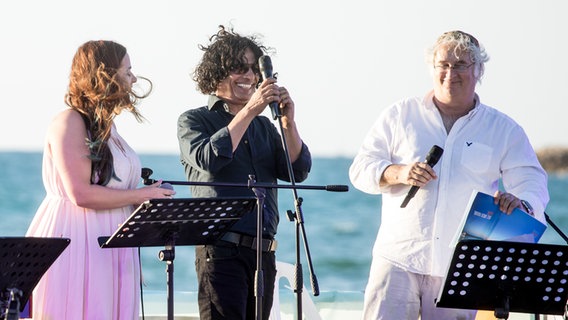 Izhar Cohen beim Kabbalat Schabbat mit ESC-Songs am Hafen von Tel Aviv 2019. © NDR Foto: Claudia Timmann