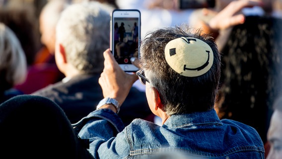 Frau mit Kippa beim Kabbalat Schabbat mit ESC-Songs am Hafen von Tel Aviv 2019. © NDR Foto: Claudia Timmann