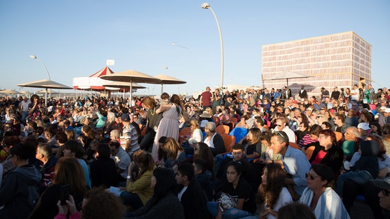 Kabbalat Schabbat mit ESC-Songs am Hafen von Tel Aviv 2019. © NDR Foto: Claudia Timmann