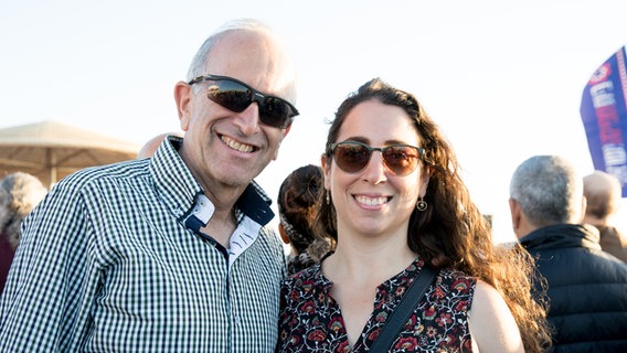 Zion und seine Tochter Gali beim Kabbalat Schabbat mit ESC-Songs am Hafen von Tel Aviv 2019. © NDR Foto: Claudia Timmann