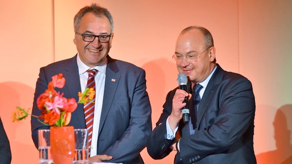 Thomas Schreiber (rechts) beim Empfang der österreichischen Botschaft für Ann Sophie in Berlin © NDR Foto: Patricia Batlle