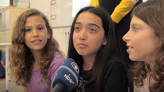 Eine Schulklasse in Tel Aviv, die ein Musikvideo zu "Sisters" gedreht hat.  
