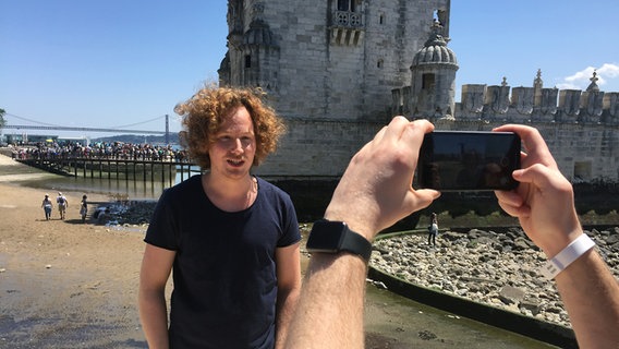 Michael Schulte wird mit einem Smartphone fotografiert. © NDR 