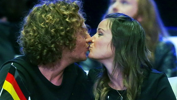 Michael Schulte küsst seine Freundin Katharina beim ESC-Finale in Lissabon. © Picture-Alliance / Jörg Carstensen 