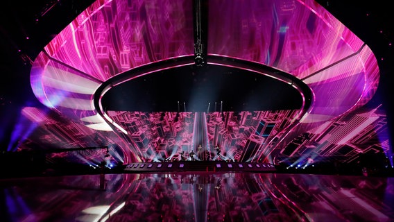 Die ESC-Bühne in Kiew erstrahlt in Pink und Purpur © eurovision.tv Foto: Andres Putting