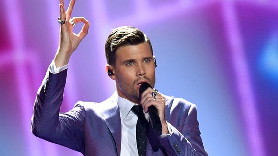 Der Schwede Robin Bengtsson bei seinem Auftritt im ESC-Finale von Kiew. Der Schwede Robin Bengtsson bei seinem Auftritt im ESC-Finale von Kiew. © dpa Bildfunk Foto: Julian Stratenschulte