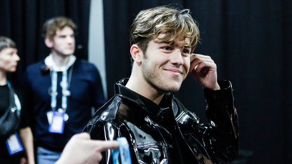 Benjamin Ingrosso auf dem Weg zur Bühne in Lissabon. © eurovision.tv Foto: Thomas Hanses