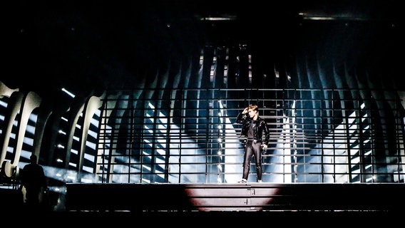 Benjamin Ingrosso auf der Bühne in Lissabon. © eurovision.tv Foto: Thomas Hanses